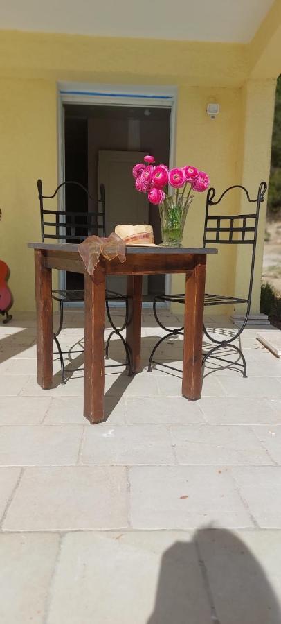 Bed and Breakfast L'Eveil En Provence Entrecasteaux Exterior foto